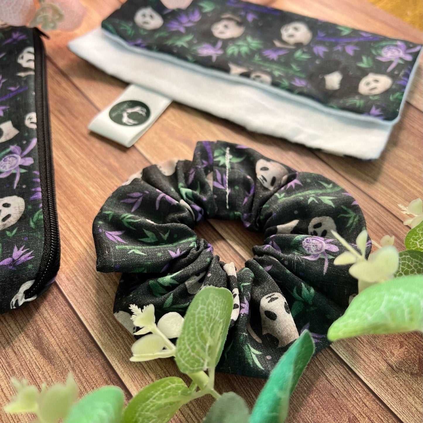 Charming panda gift set, ideal for birthdays and special occasions.