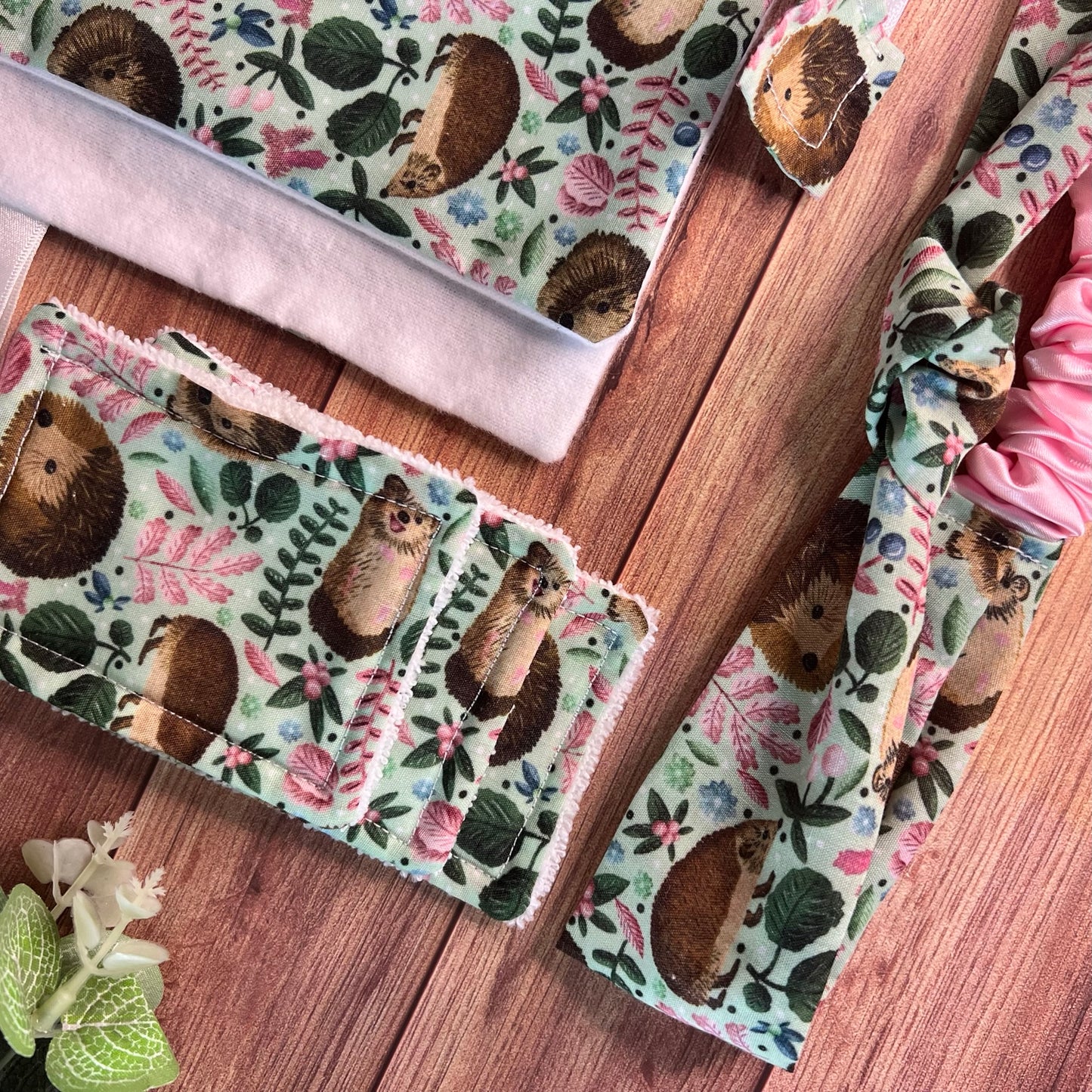 Show your appreciation to your mother with our hedgehog gift set, filled with thoughtful hedgehog-related gifts.