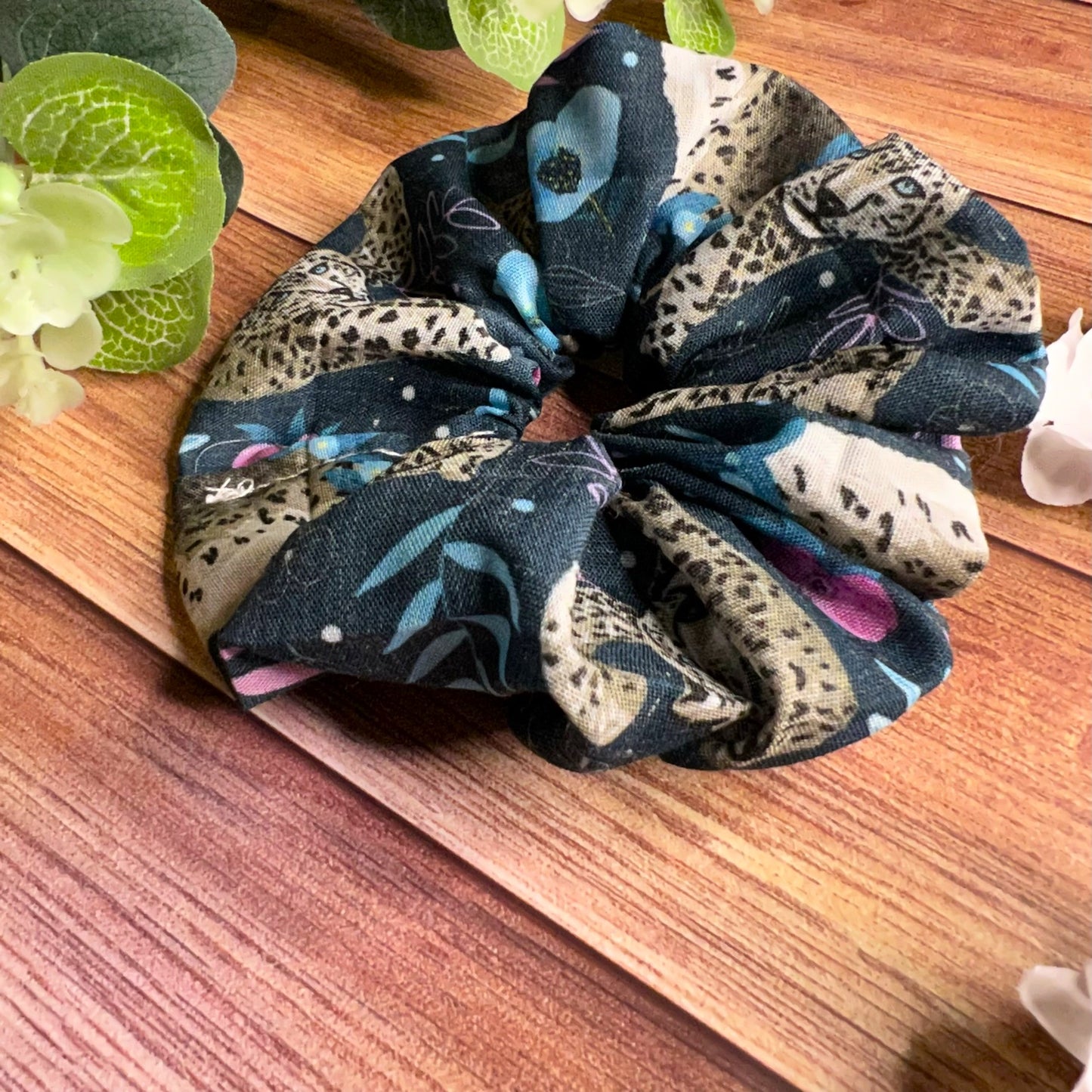 Headband in pink with snow leopard print, perfect for gifts.
