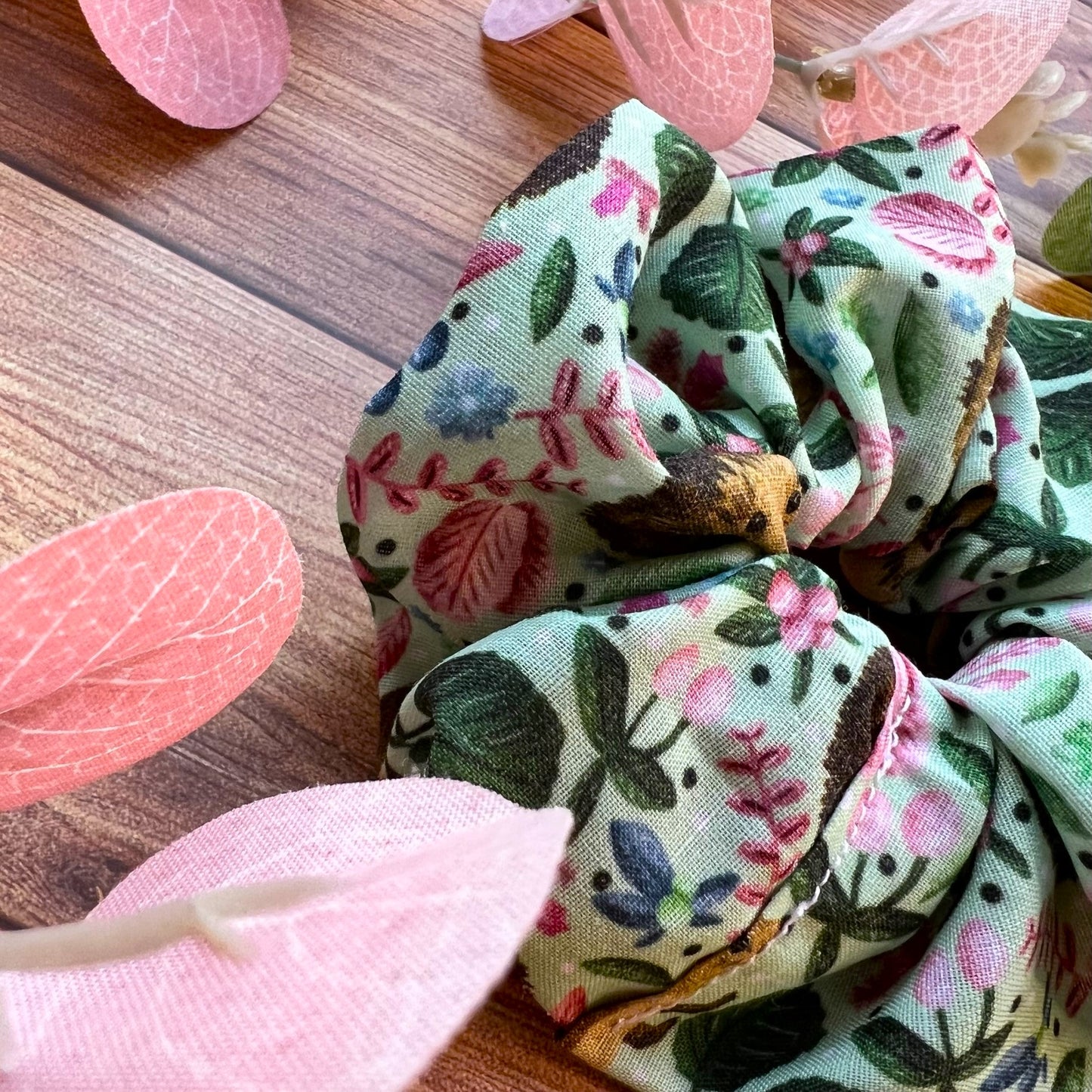 Elevate your makeup look with our hedgehog hair set, featuring a headband and scrunchie, perfect for gifting to nature enthusiasts