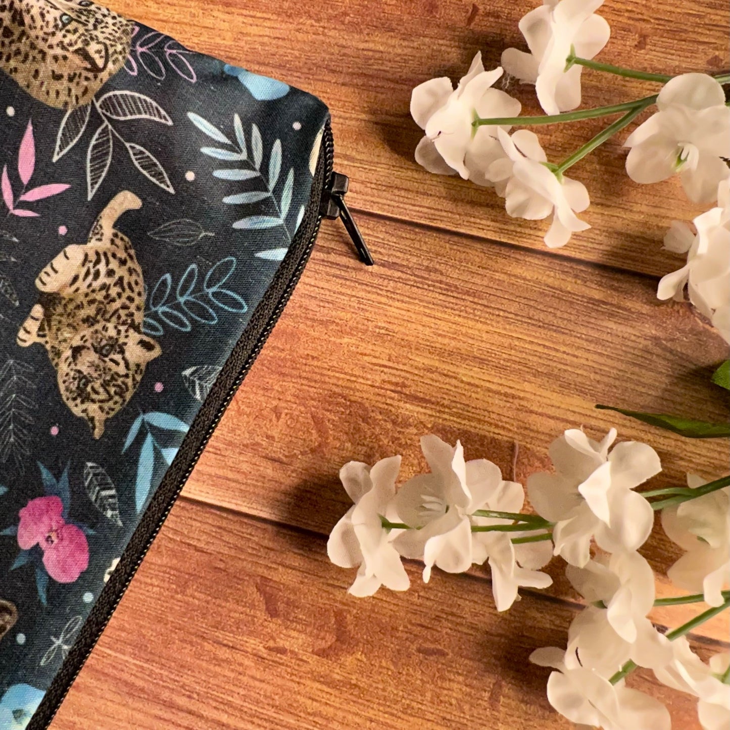 An ideal endangered species gift, this closeup shows the corner of the zip on this endangered species gift.