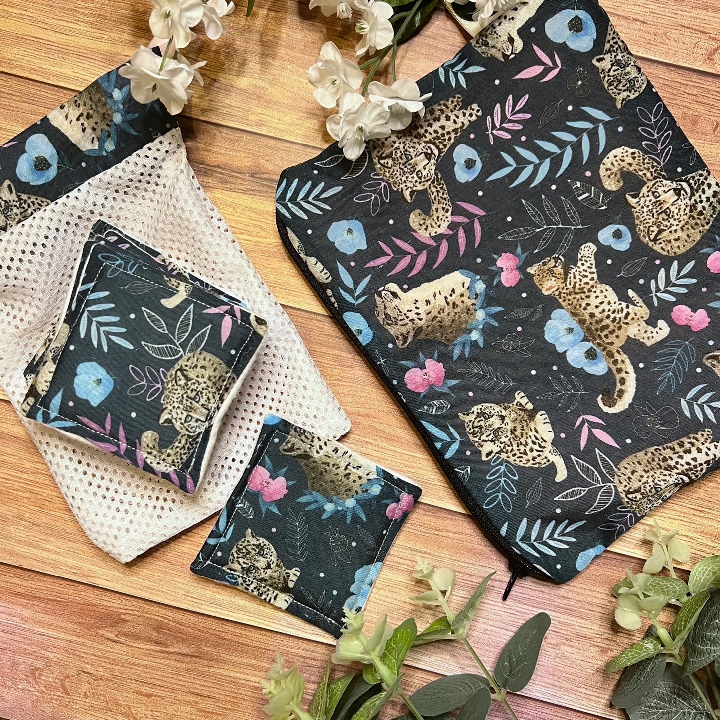 Eco-friendly snow leopard gift set, ideal for special occasions.