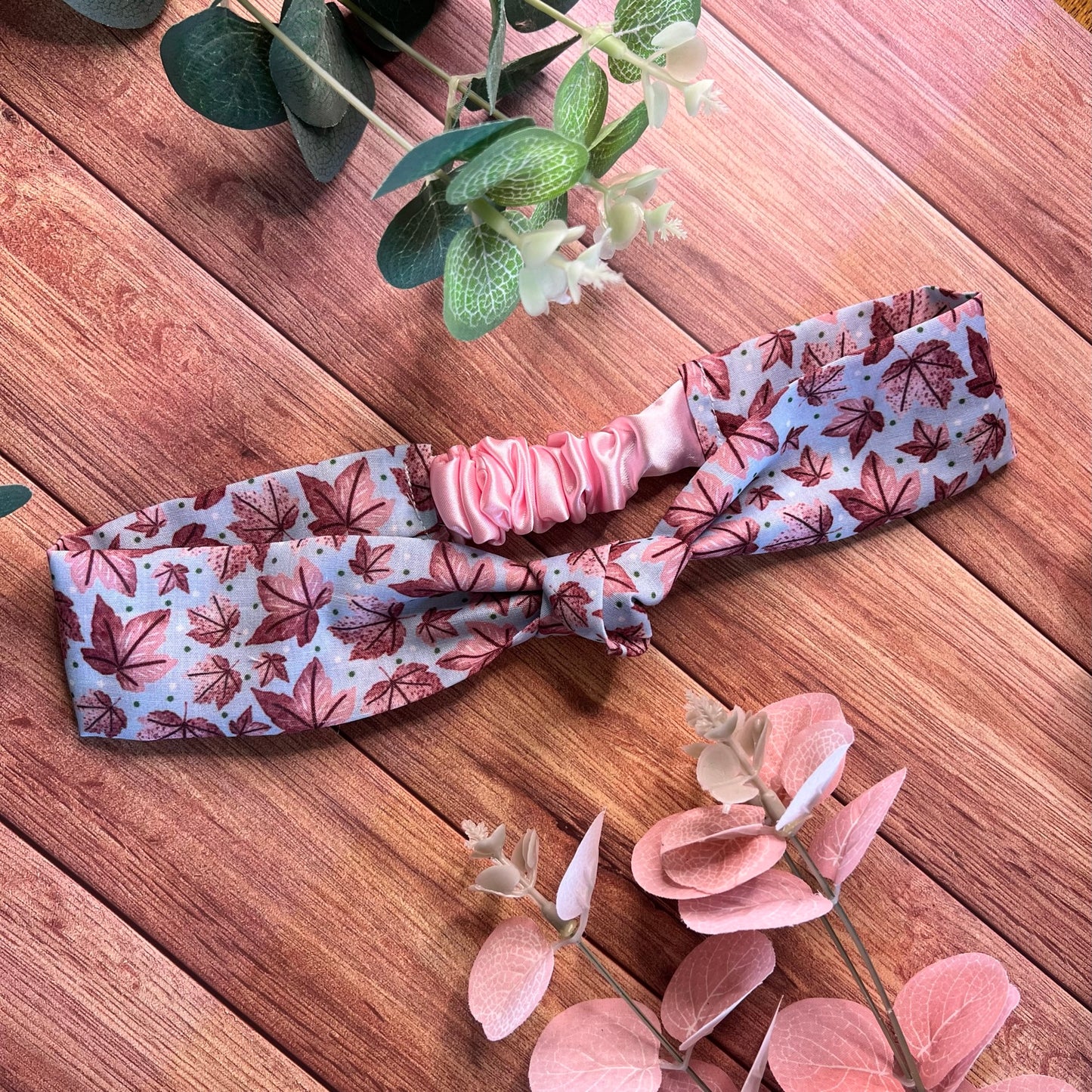 Try out hair accessories for long hair with this leafy pattern headband. Enjoy pink hair accessories and enjoy a pop of colour.