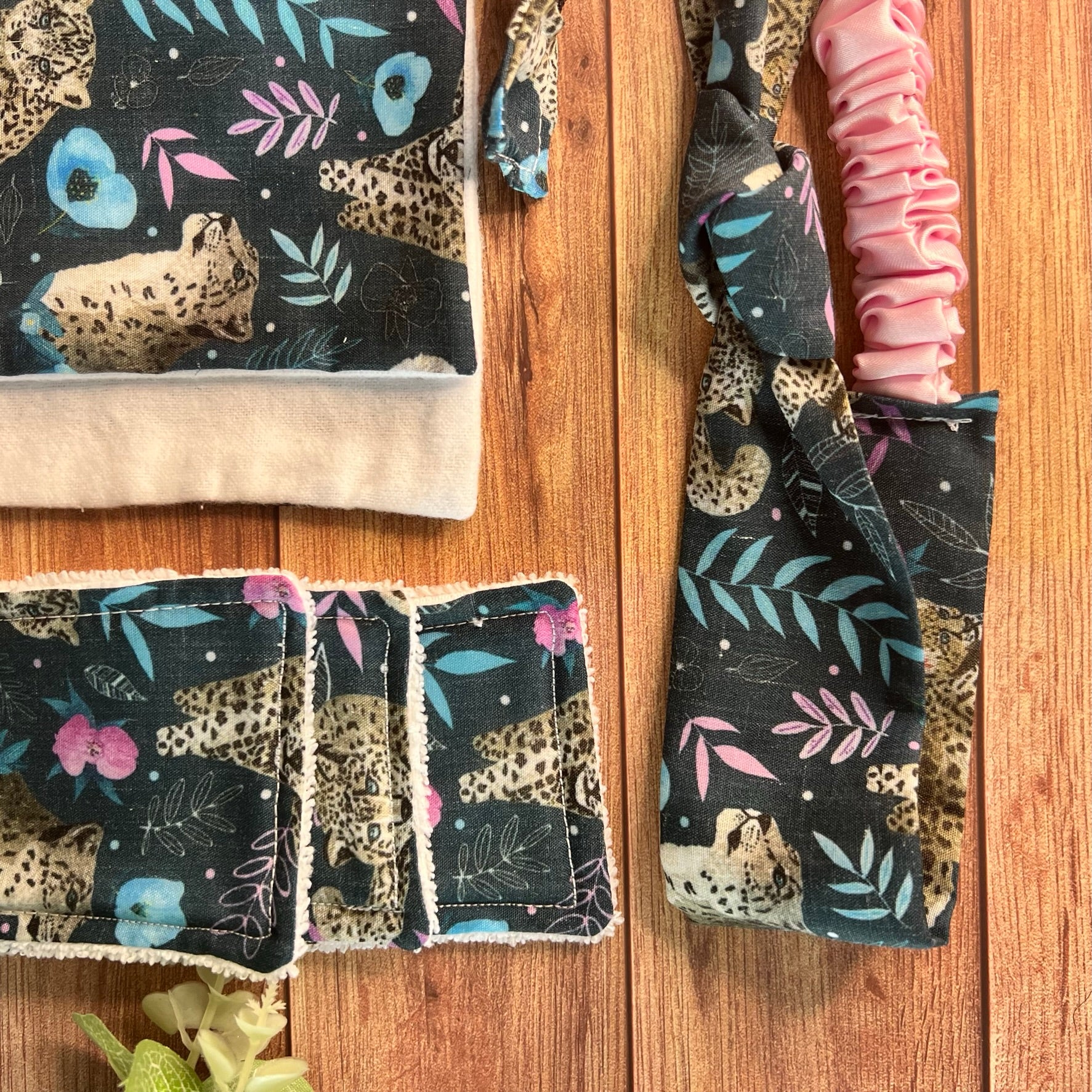 Spa gift set with snow leopard design, perfect for gifts.