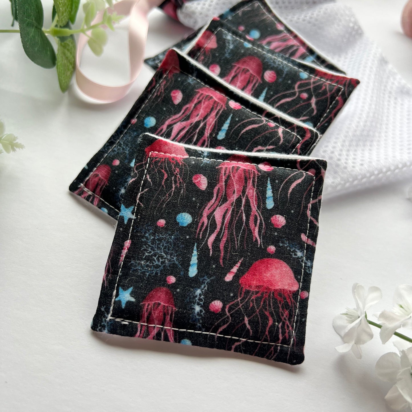 Jellyfish Mini-Skincare Gift Set - Skincare Pads and Washbag