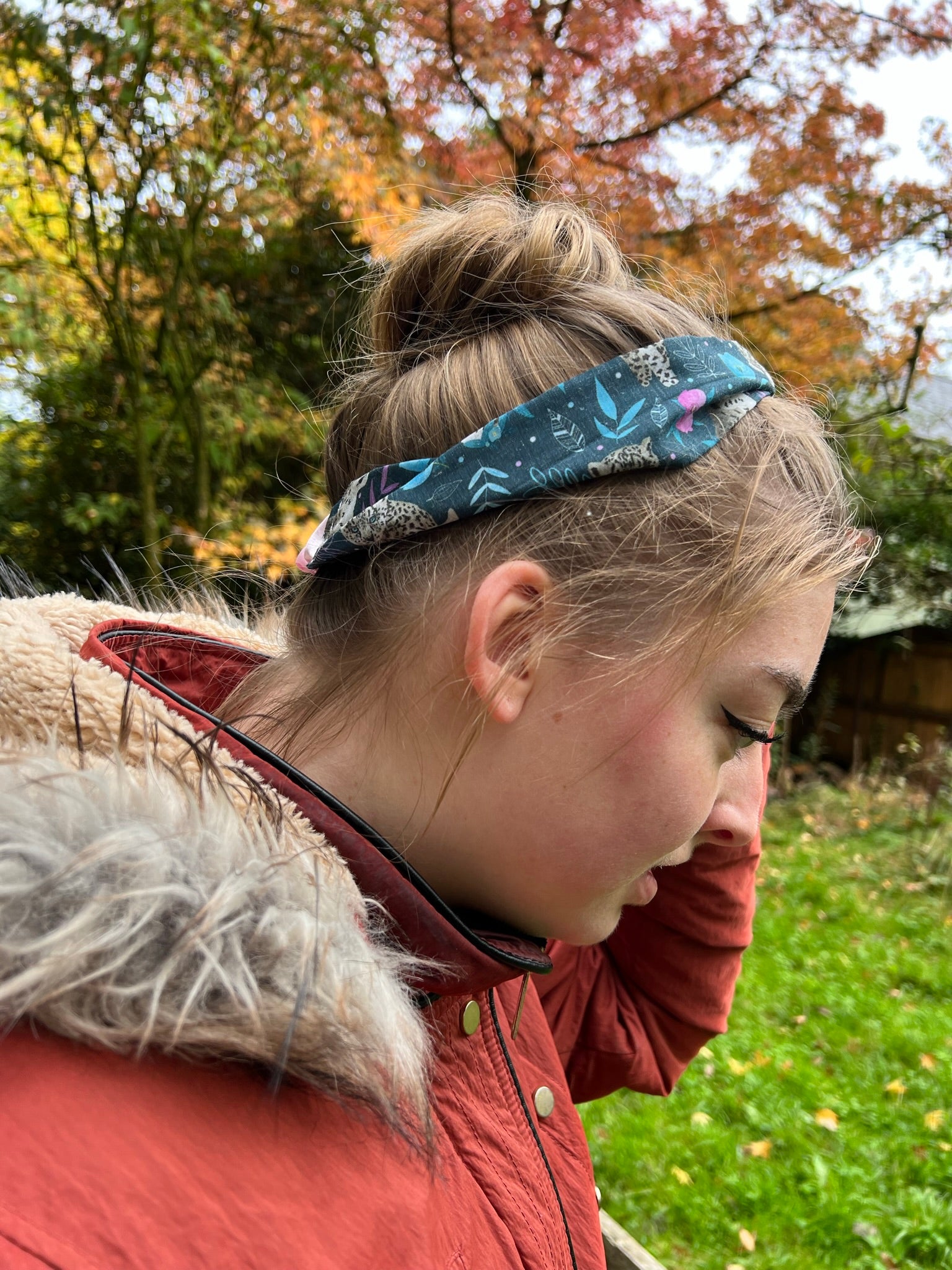 Enjoy this big cat headband as a pop of pattern in any look, ideal as a gift to get a teacher or a family member.
