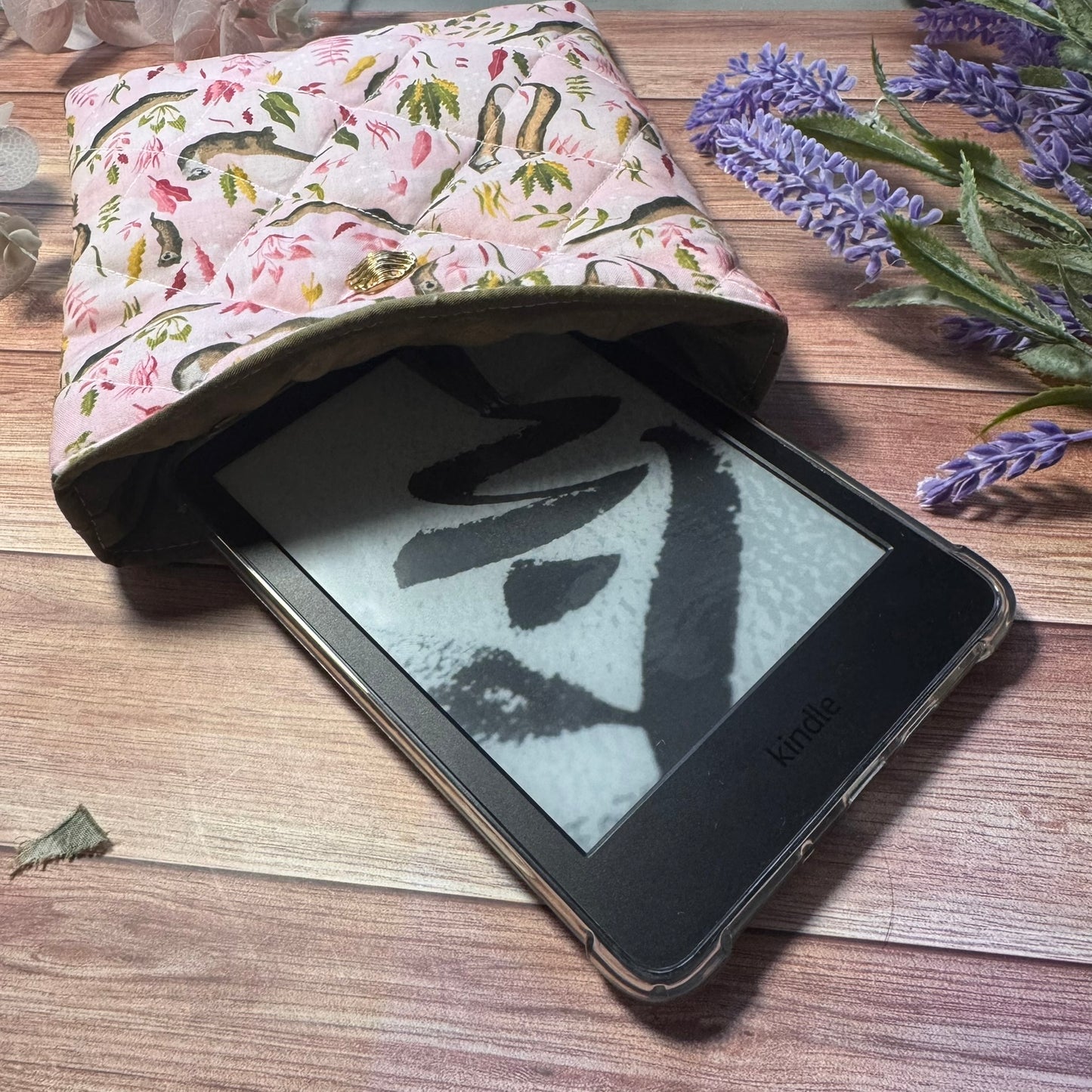 Otter Quilted Kindle Case – Padded E-Reader Sleeve with Loop Fastening