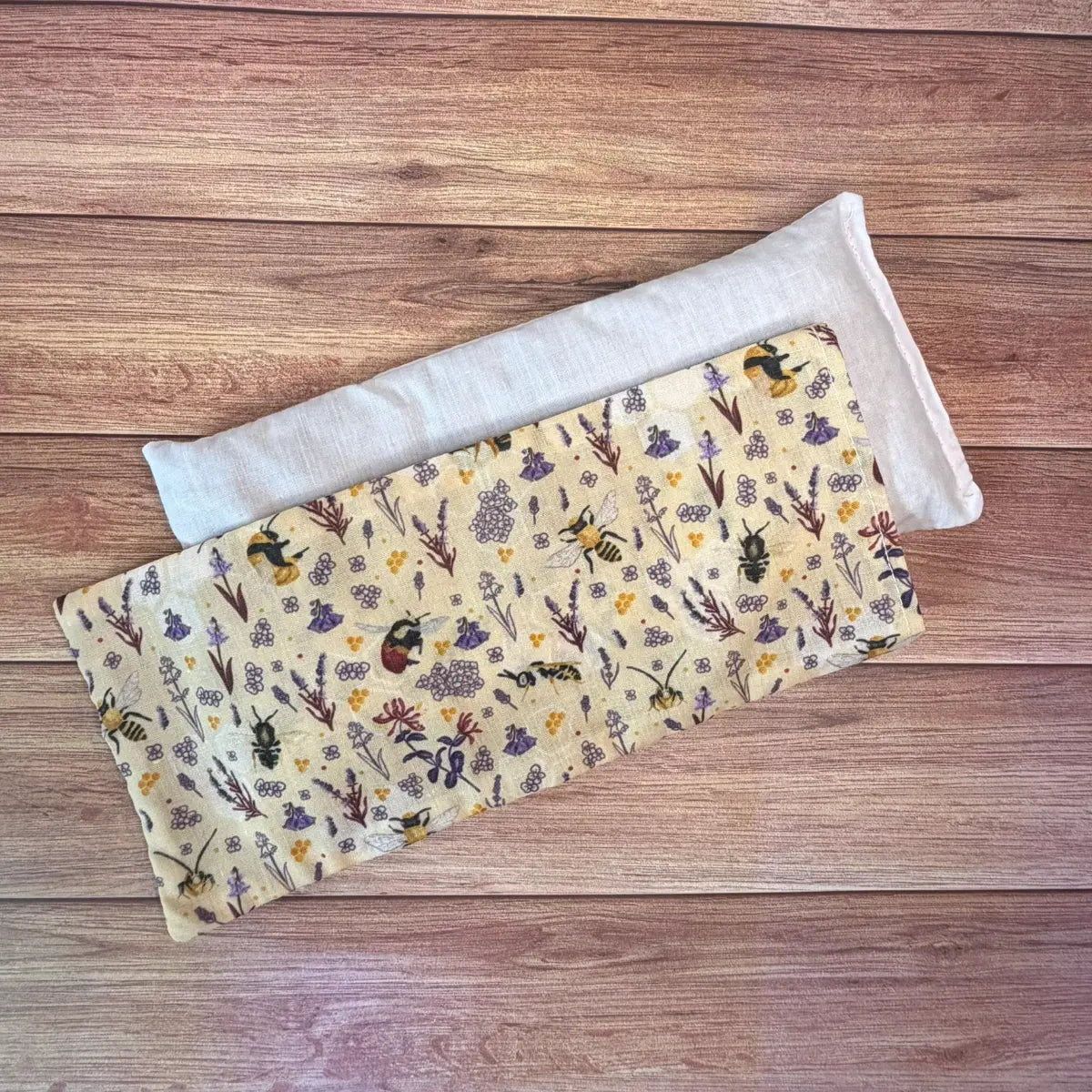 Reusable heat bag decorated with an original bee pattern and filled with wheat and lavender.
