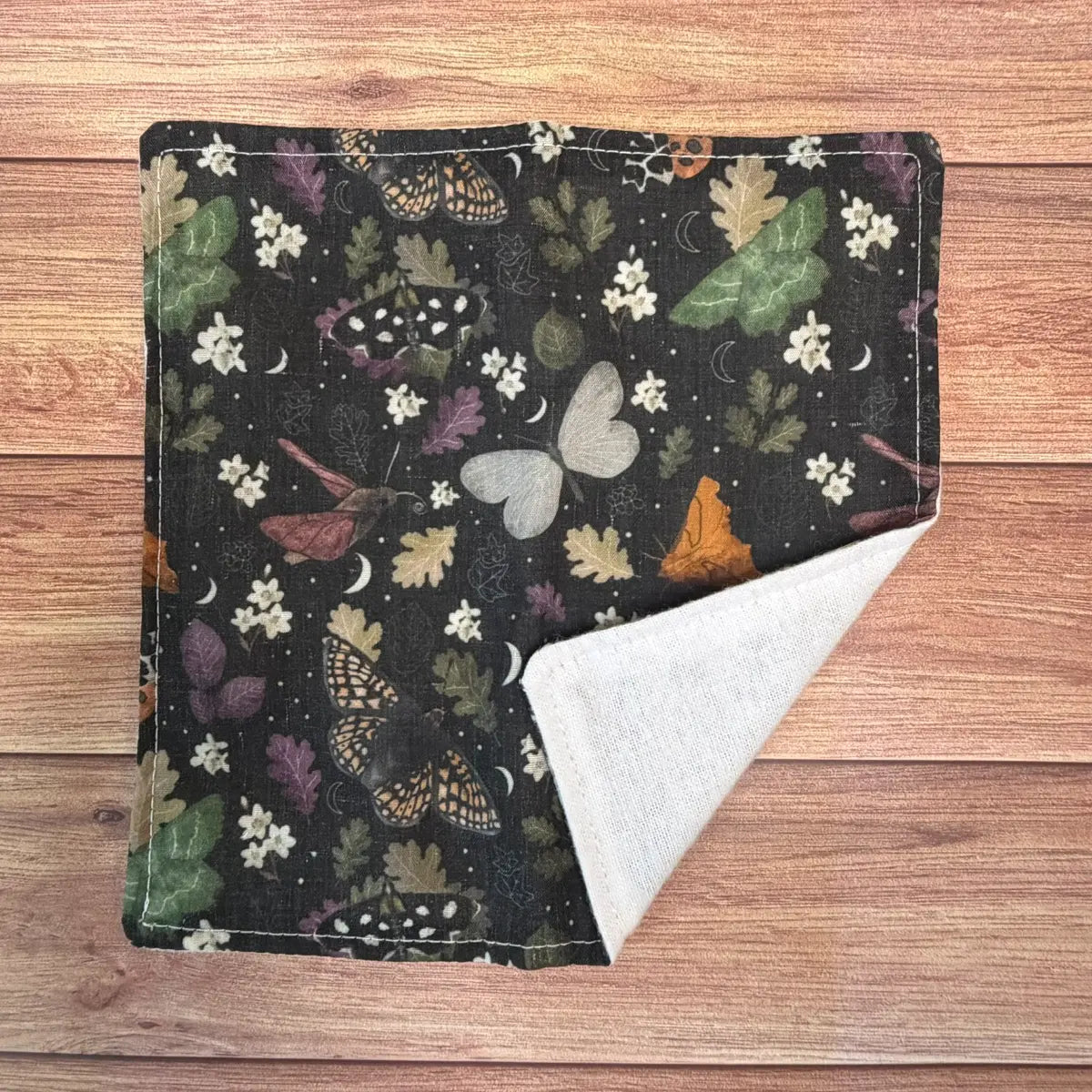 Reusable moth face washing cloth suitable for everyday cleansing and makeup removal.

