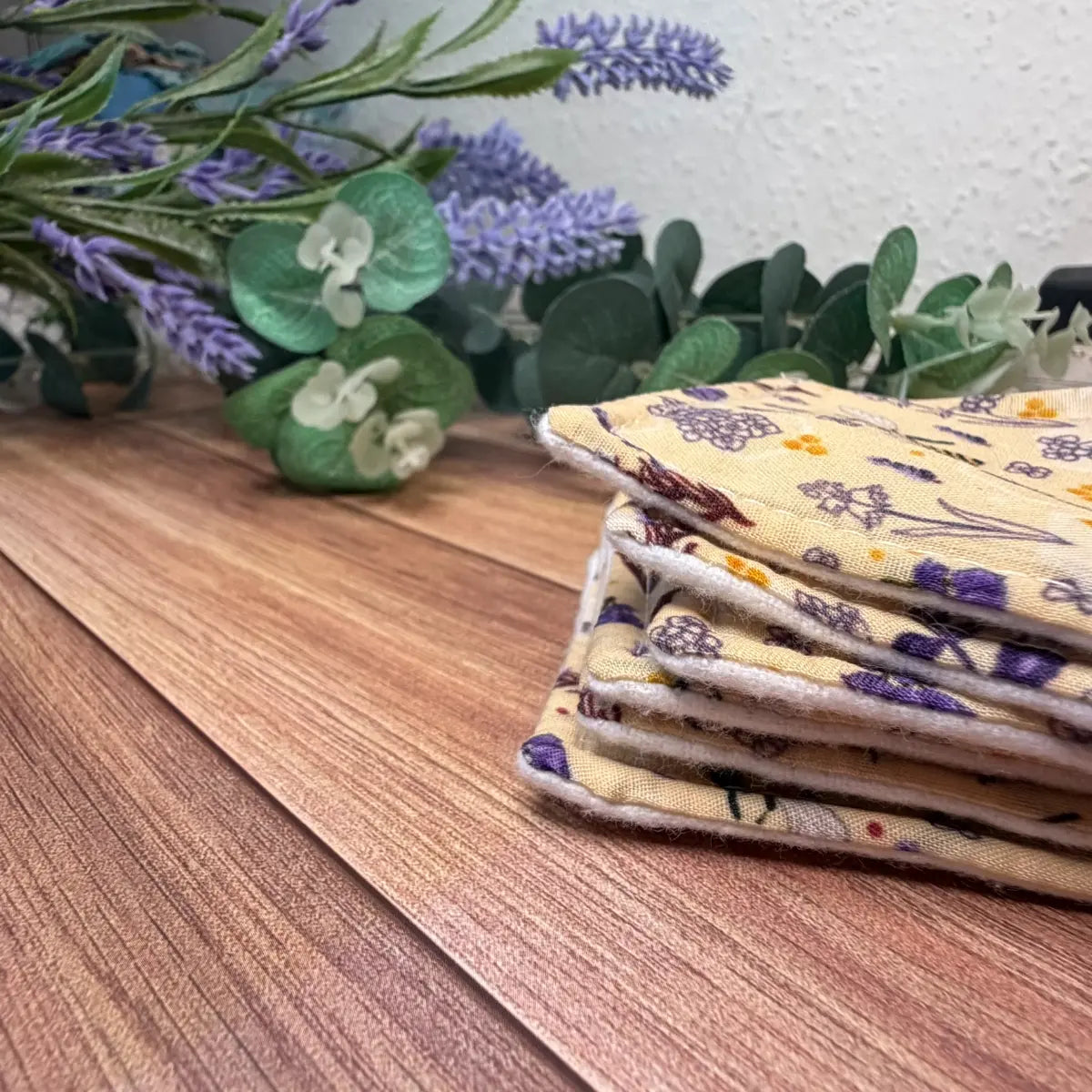 Illustrated bee cleansing pads designed for everyday use and washing.
