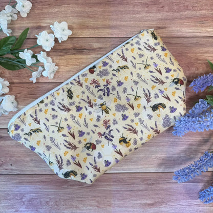 Bee toiletry bag suitable for storing cosmetics, skincare products and holiday essentials.
