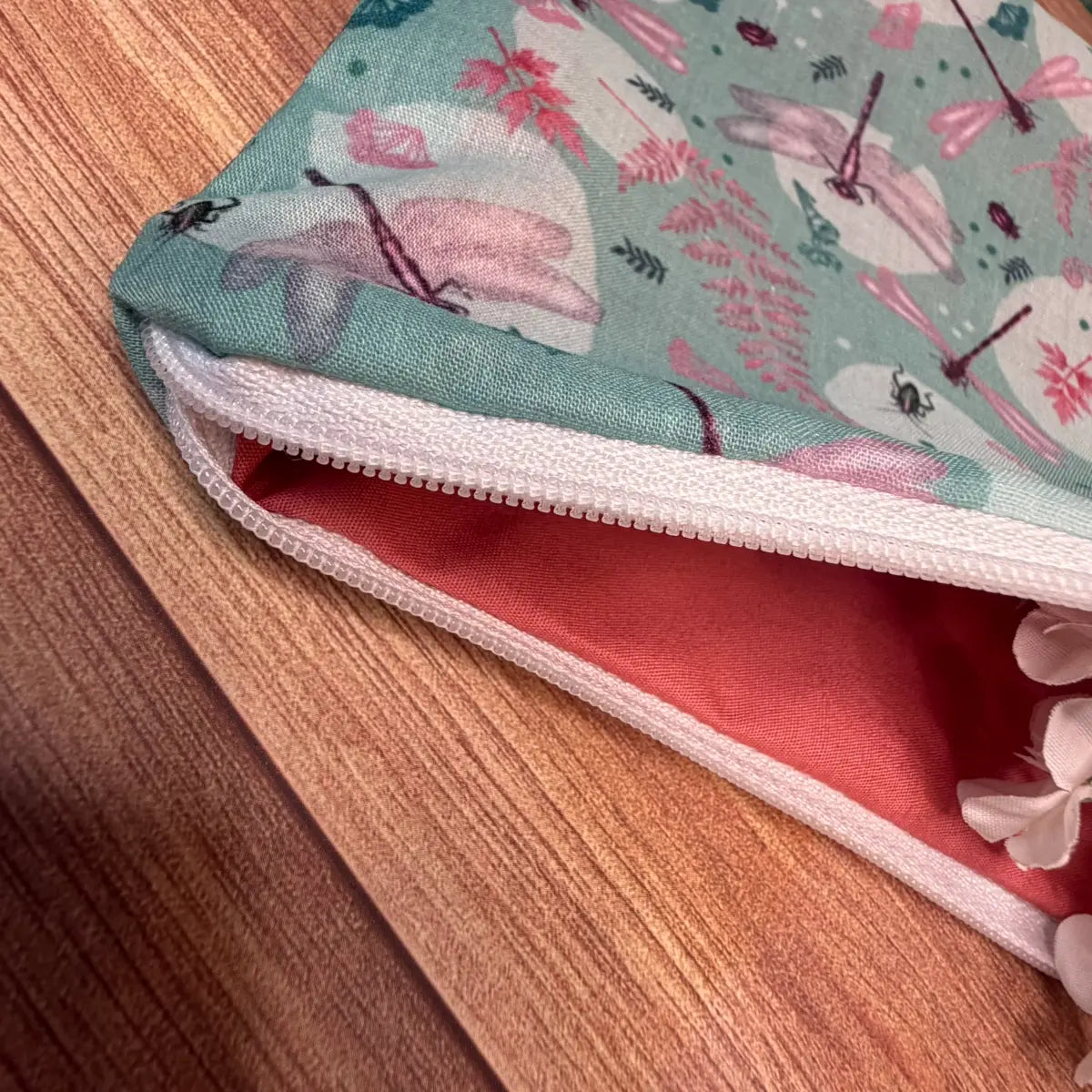 Compact mini cosmetic bag decorated with original dragonfly illustrations, suitable for everyday makeup essentials.
