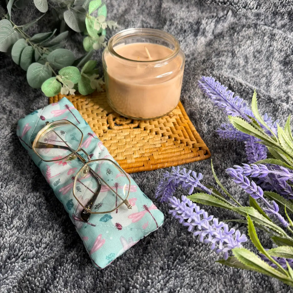 Reading glasses case for relaxing