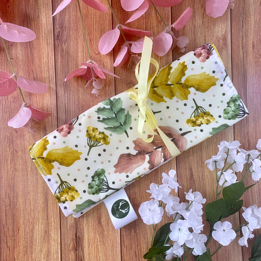 As an ideal gift for a nature lover, the pretty foliage brush wrap rolls up for easy storage with a yellow ribbon.
