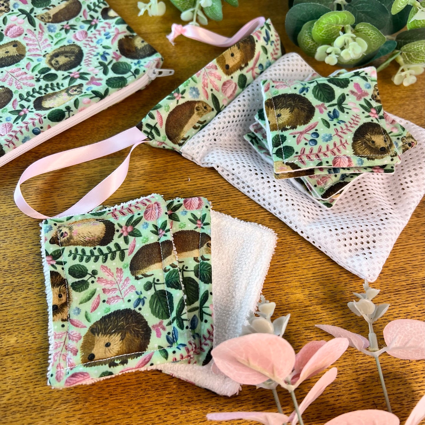 Charming hedgehog-themed gift set, ideal for pampering her with eco-friendly skincare