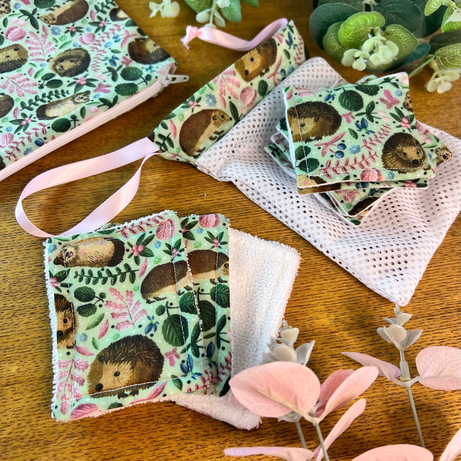 Charming hedgehog-themed gift set, ideal for pampering her with eco-friendly skincare
