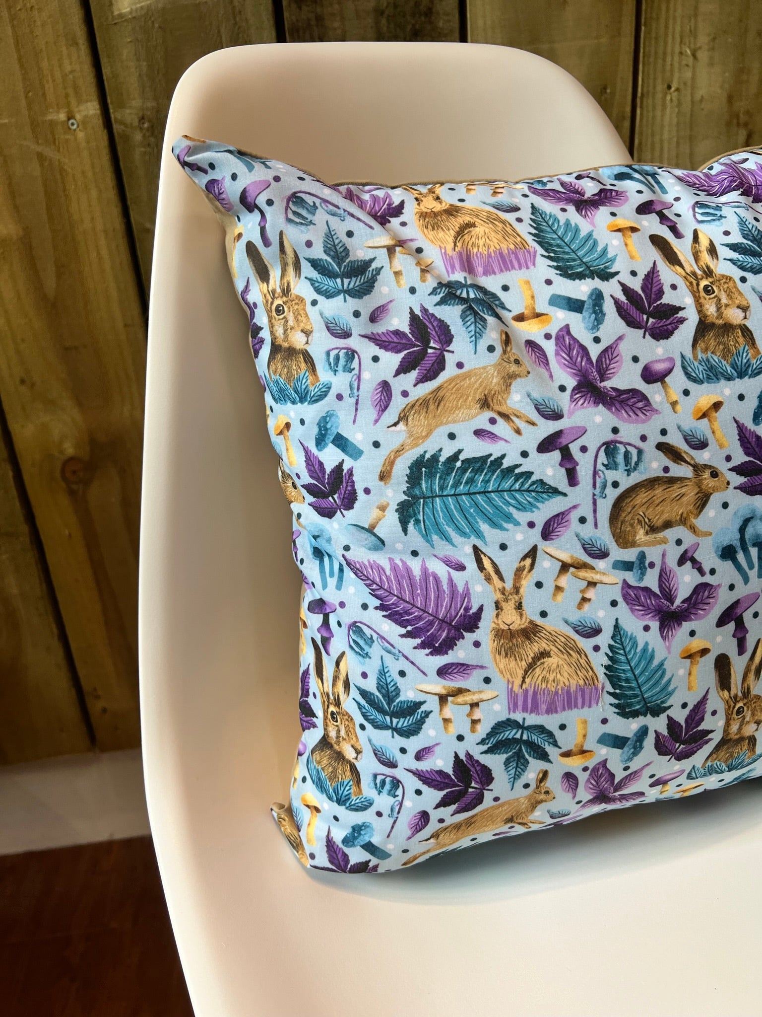 Great as a rabbit gift, our hare cushion cover shows the species in a pattern with a blue background. This decorative pillow for a sofa is great as a gift for home decor.
