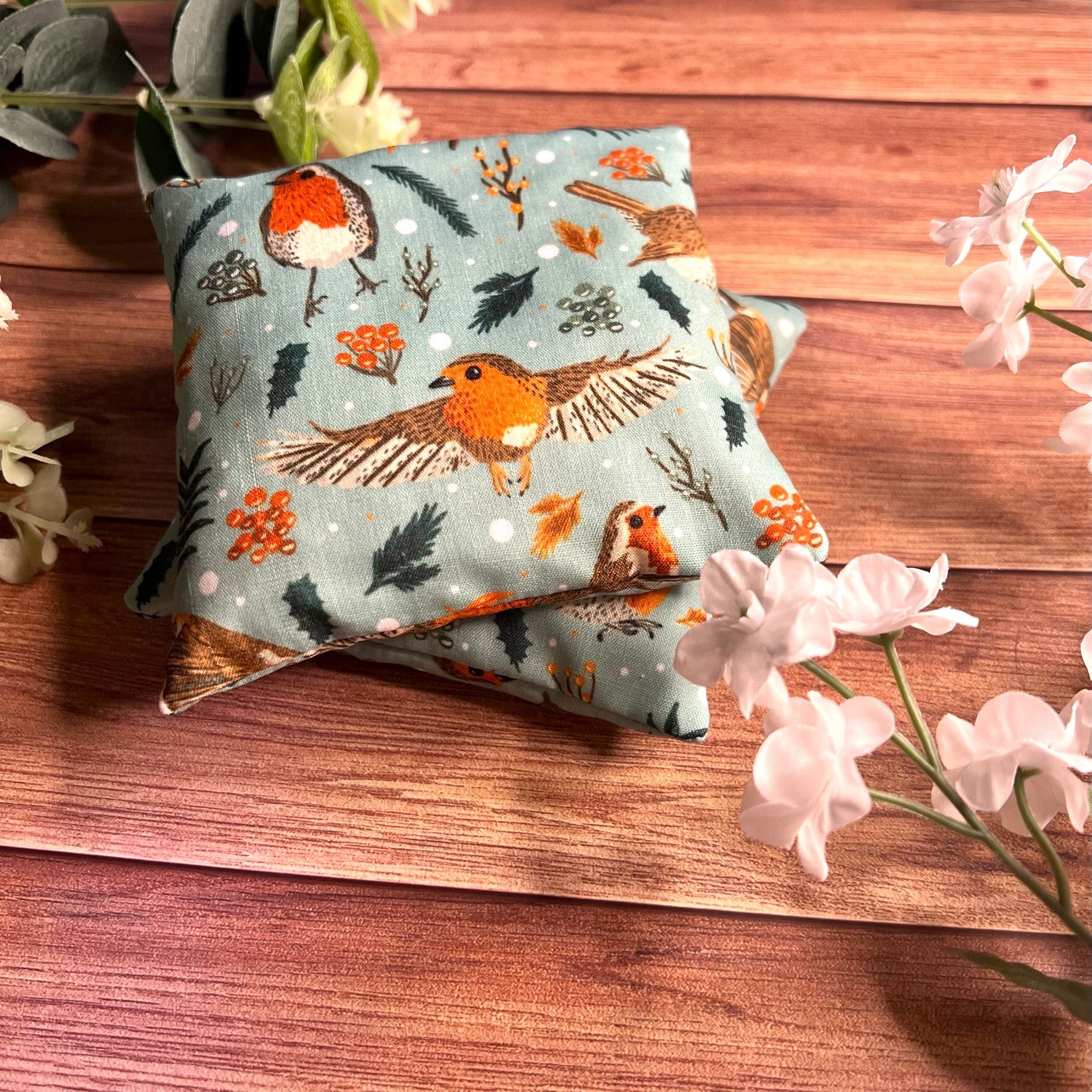 Enjoy the outdoors with these hand warmers that are reusable, an ideal gift for a hiker or just a gift for someone with cold hands all the time.