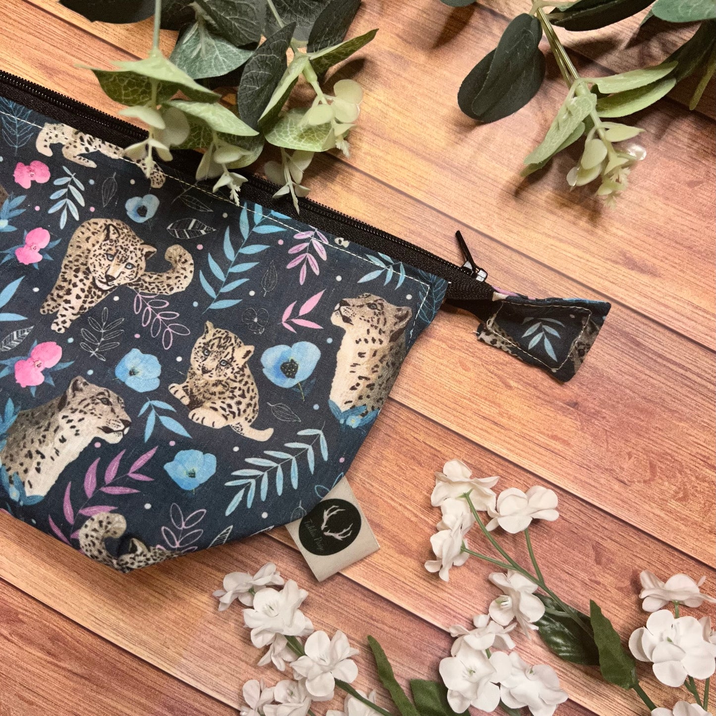 Practical and chic snow leopard makeup bag, ideal for gifts.
