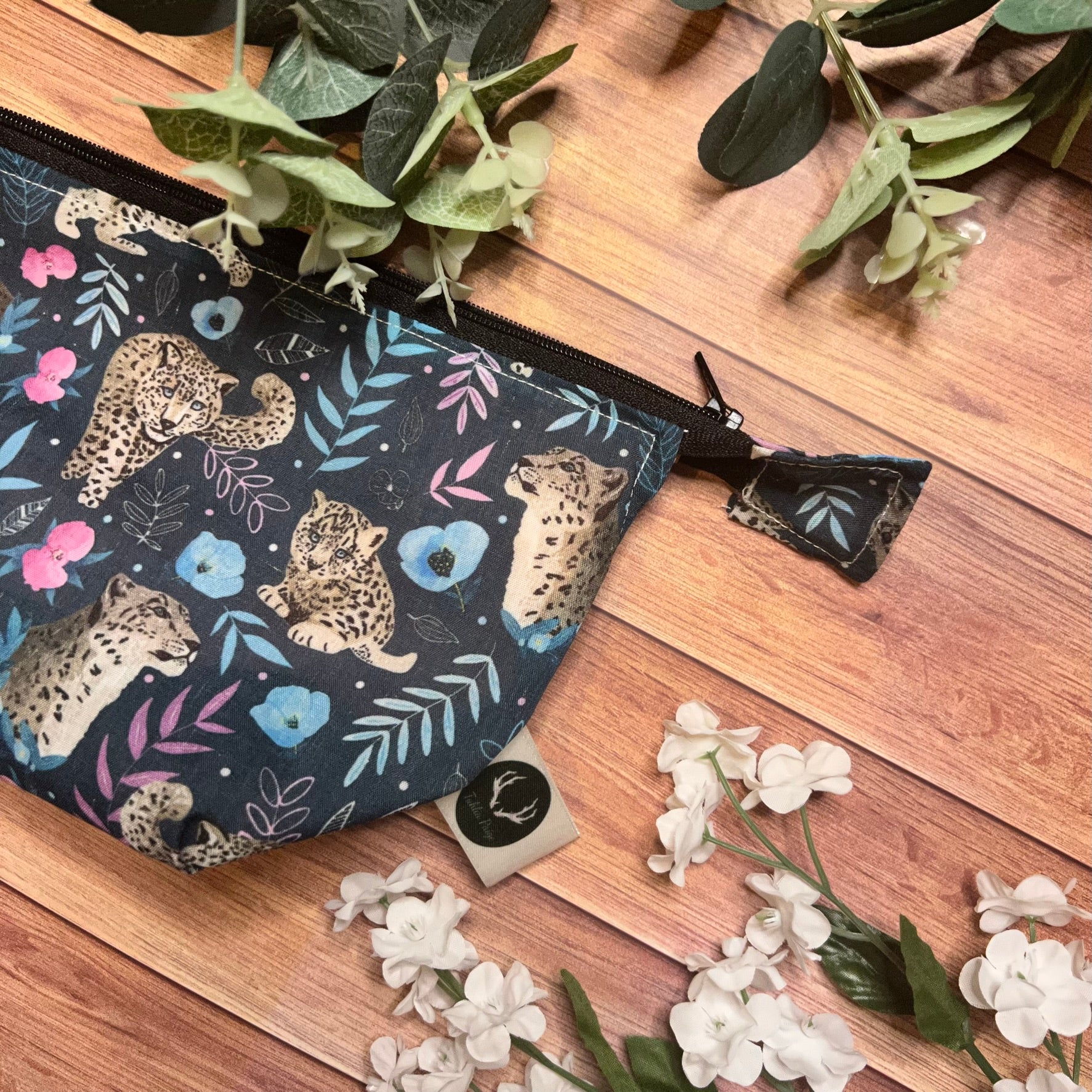 Practical and chic snow leopard makeup bag, ideal for gifts.