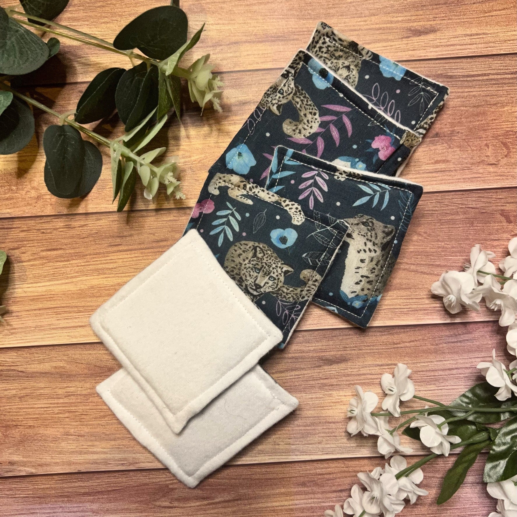 Stylish snow leopard skincare gift set, perfect for eco-conscious.