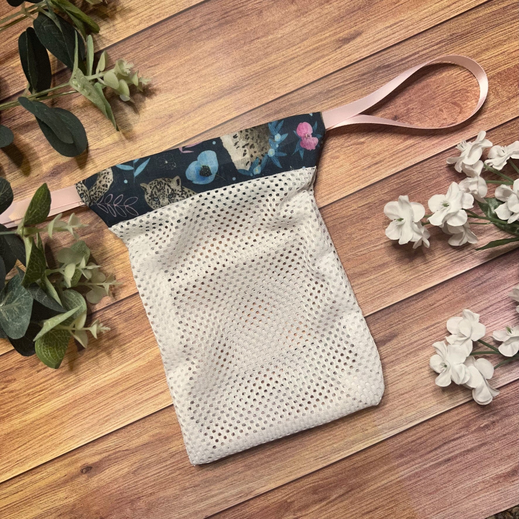 Eco-friendly snow leopard skincare gift set, ideal for gifts.